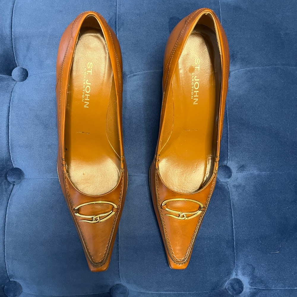 ST. JOHN COLLECTION Brown Pump with Gold Hardware